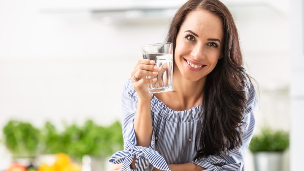 Czy picie wody odchudza, tak jak kobietę na zdjęciu, która zastanawia się, ile wody pić, żeby schudnąć?
