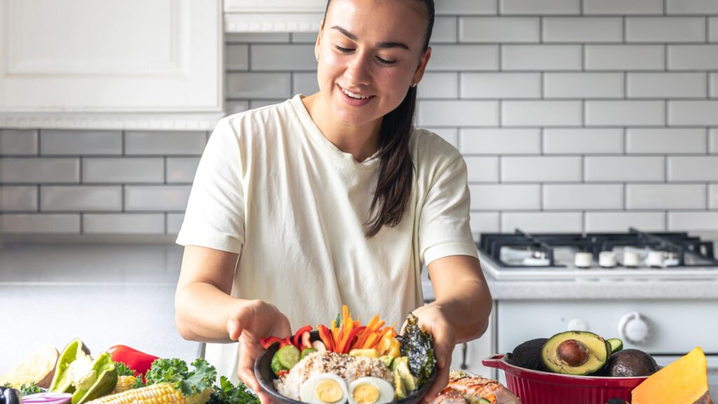Na zdjęciu zbilansowany obiad przygotowywany przez kobietę na diecie.