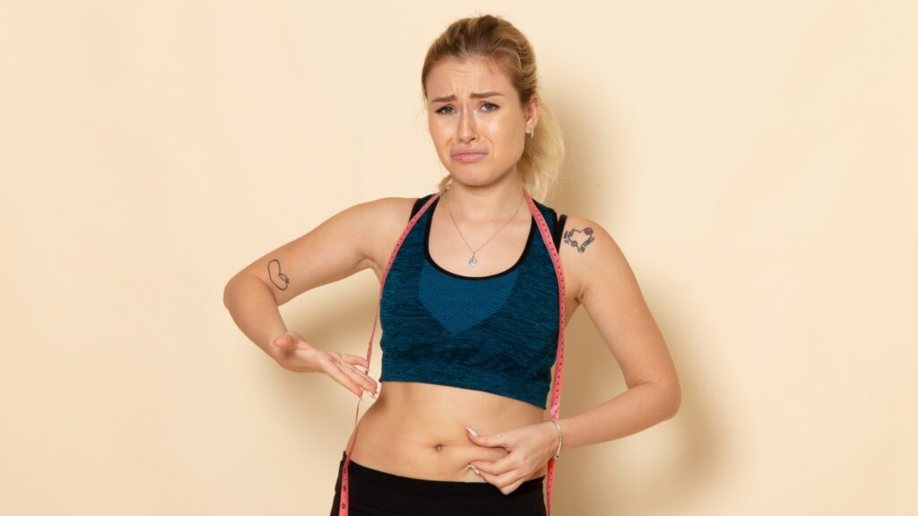 Kobieta na zdjęciu zadaje sobie pytanie: dlaczego nie mogę schudnąć?