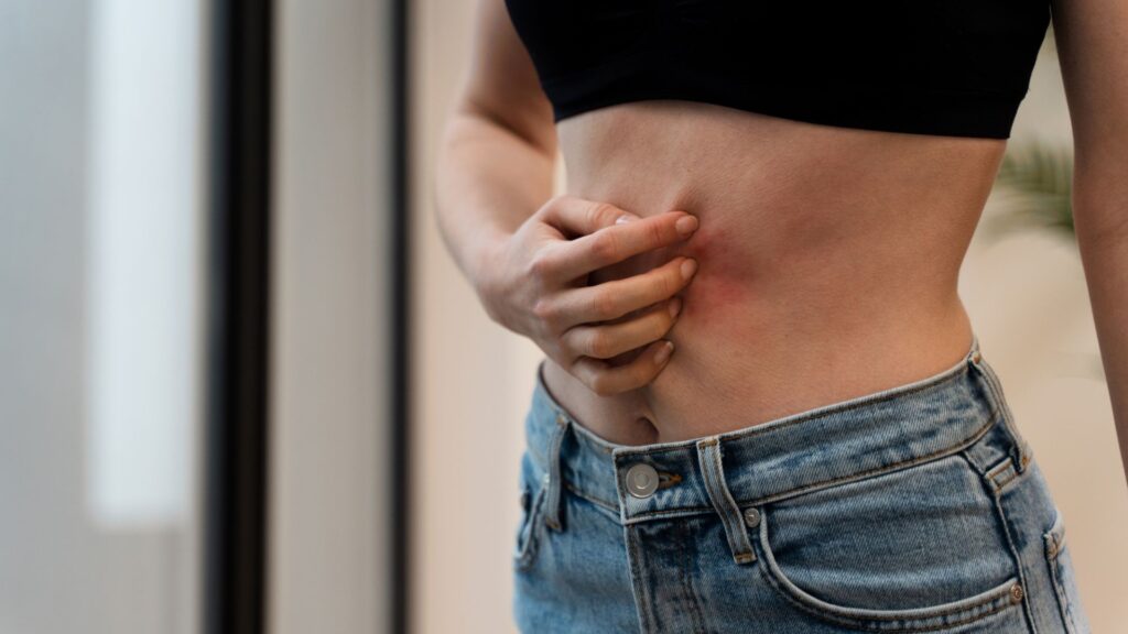 Kobieta na zdjęciu chce wiedzieć, jak schudnąć 4 kg.