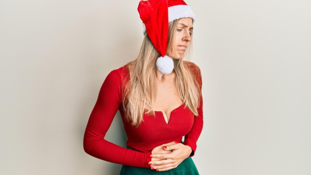 Kobieta na zdjęci zastanawia się, jak schudnąć po świętach.