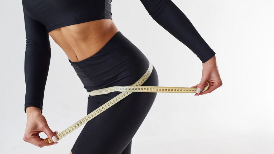 Kobieta na zdjęciu zastanawia się, jak schudnąć.