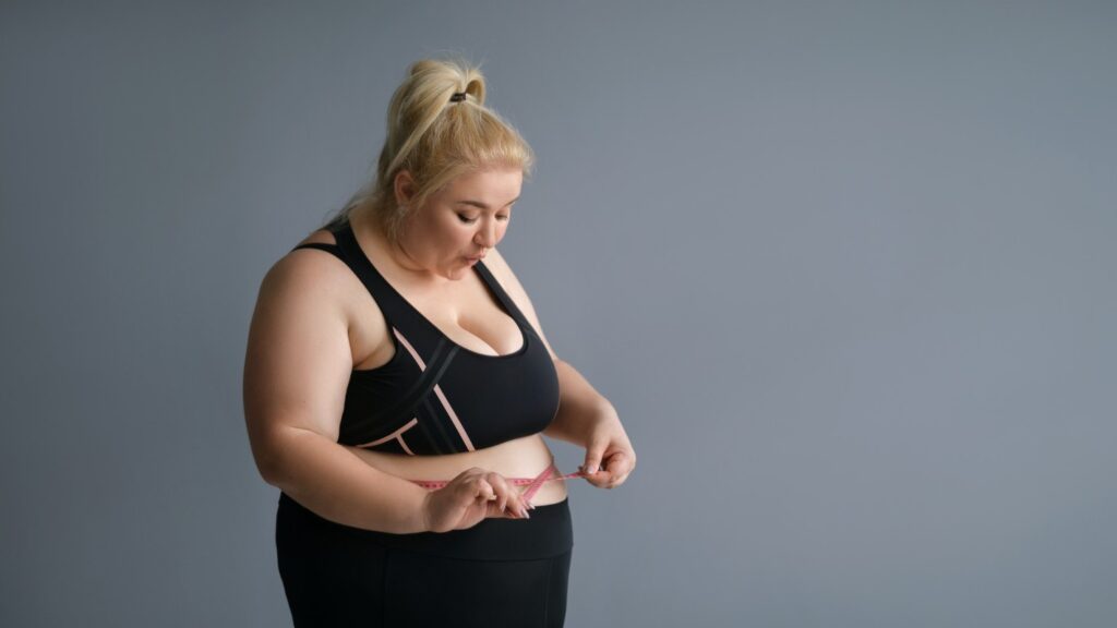 Kobieta na zdjęciu myśli nad tym, jak schudnąć 40 kg.