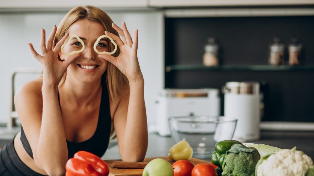 Kobieta na zdjęciu postawiła na zdrowe odżywianie i jego zasady!