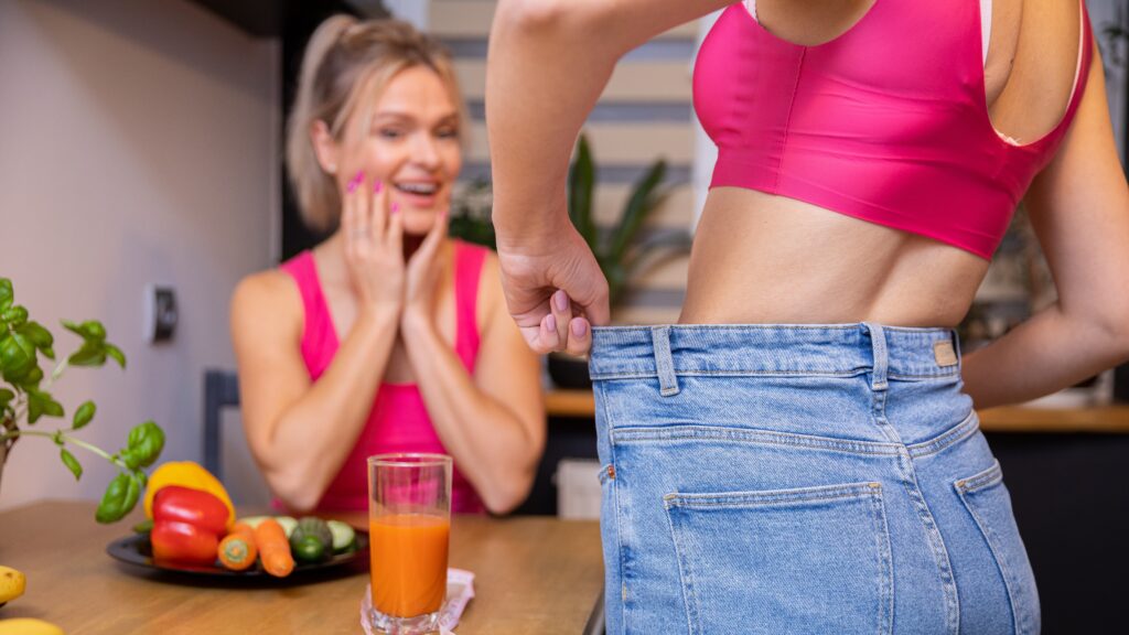 Kobieta opowiada będącej pod wrażeniem przyjaciółce, jaka dieta na odchudzanie zapewniła jej te efekty.