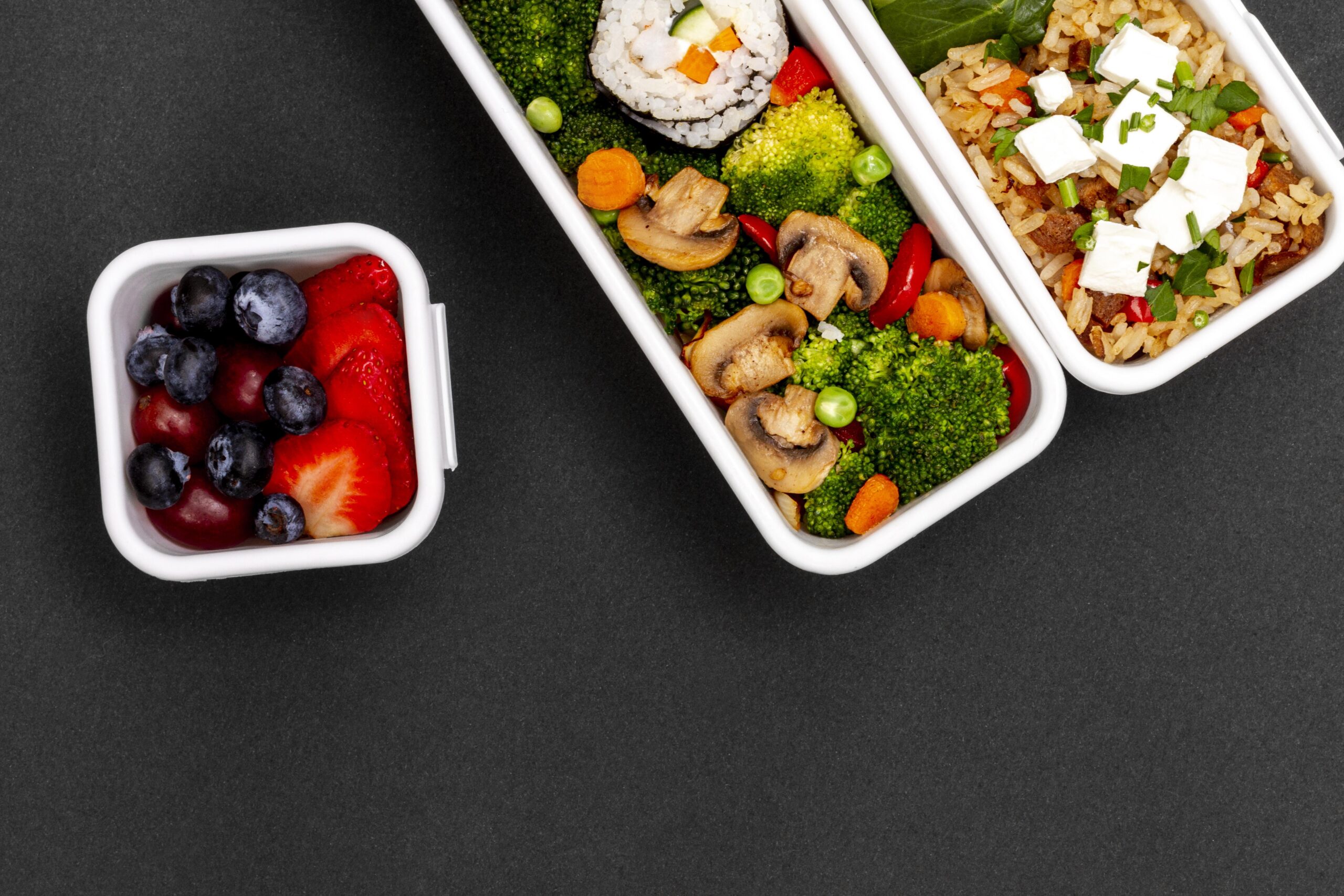 Dieta pudełkowa co to jest? Na zdjęciu właśnie typowa dieta pudełkowa.